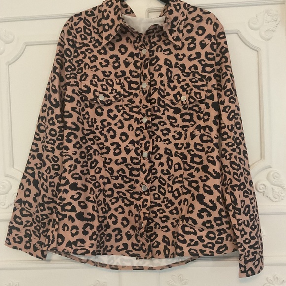 New XL. Women’s Leopard  button up shirt with long sleeves and two front pockets - Picture 10 of 12